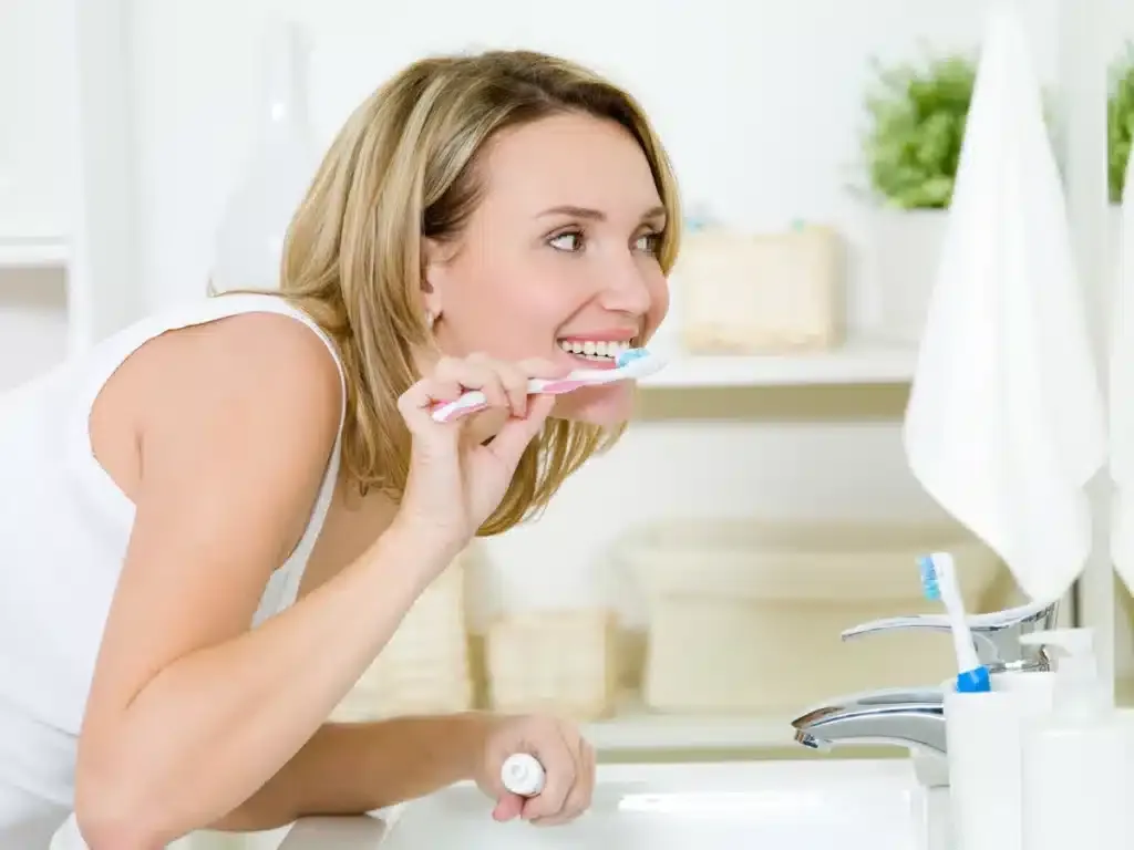 Types of Teeth Whitening Treatments
There are several types of teeth whitening treatment options available, ranging from professional in-office whitening procedures to at-home whitening kits. Each method has its own advantages and cost considerations.
In-Office Whitening Treatment
In-office teeth whitening treatment is a popular choice for those seeking fast and noticeable results. During an in-office treatment, a dental professional applies a high-concentration bleaching gel to your teeth and uses a specialized light or laser to activate the gel. This procedure typically takes about 60 to 90 minutes and can lighten your teeth by two to eight shades in just one visit.
In-office teeth whitening procedures are highly effective due to the use of professional-grade bleaching agents and the customization of the treatment to suit your specific needs. However, the cost of in-office teeth whitening can range from $300 to $500 per session, depending on factors such as location and the number of sessions required for your professional teeth whitening process.
Take-Home Prescription Whitening
Another option whiten teeth is to use a take-home whitening kit prescribed by your dentist. These kits typically consist of custom-fitted trays and a bleaching gel containing carbamide peroxide. You will wear the trays with the gel for a specified period each day, as directed by your dentist. The treatment duration usually lasts about two weeks, and you can expect to see noticeable results by the end of the treatment.
The cost of take-home prescription whitening kits can range from $300 to $500, which includes the cost of the custom trays and the bleaching gel. This option provides a more affordable and convenient alternative to in-office treatments.